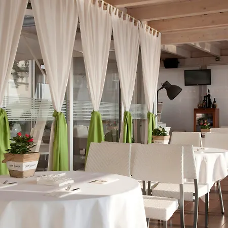 Отель Andris 3*